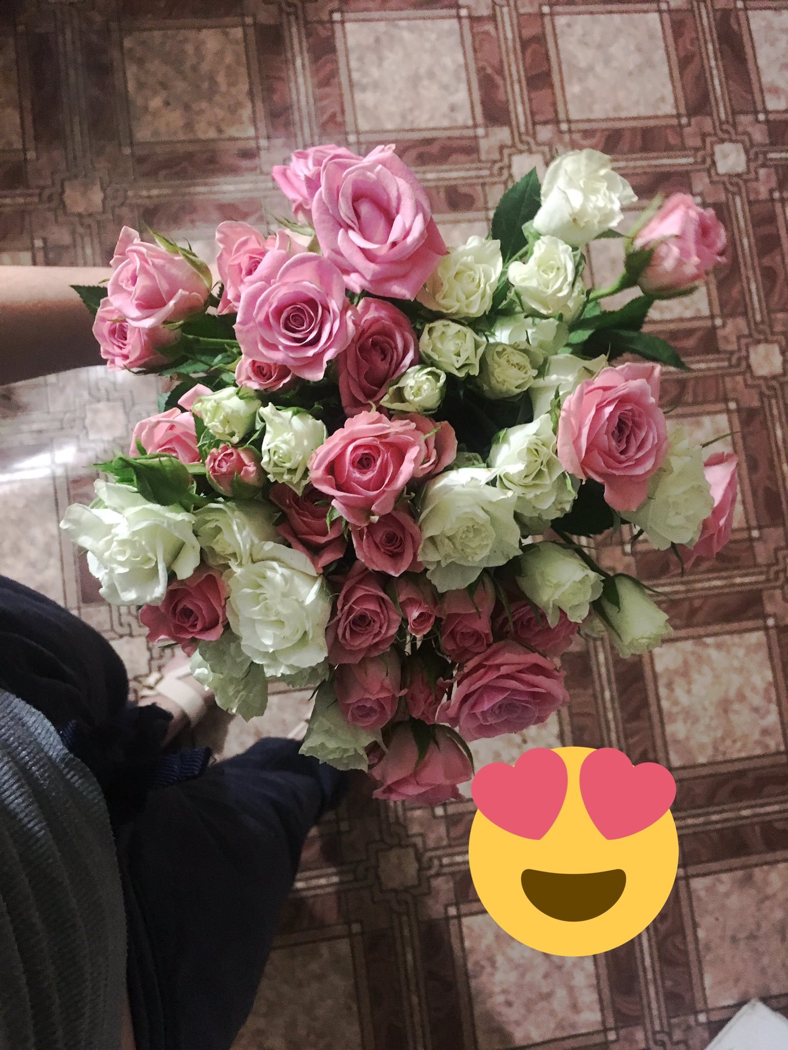 Сегодня мне подарили цветы. Букет в руках у девушки. Реальные букеты цветов. Букет дома. Цветы в руках у девушки.