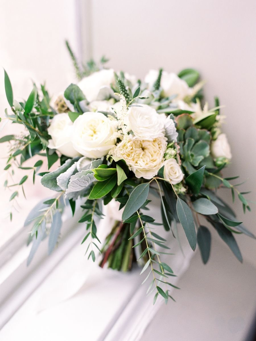 Белые розы с эвкалиптом свадебный букет