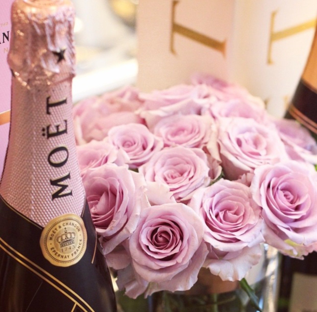 Шампанское и розы 69. Цветы и шампанское. Торт шампанское цветы. Розовое шампанское. Букет цветов и шампанское.