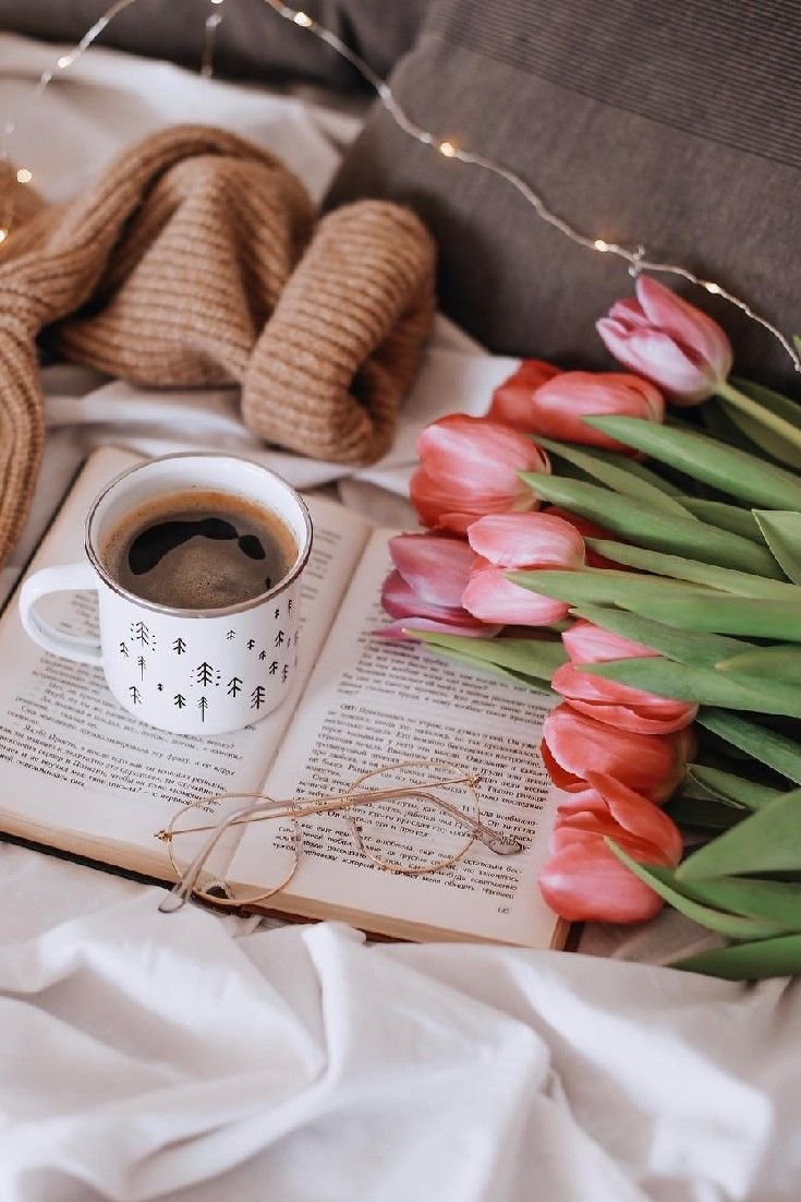Цветы и кофе на столе