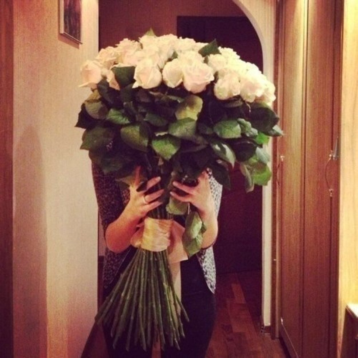 Подарили цветы как подписать. Букет в руках у девушки. Девушка с букетом роз. Букет цветов для девушки. Брюнетка с цветами без лица.