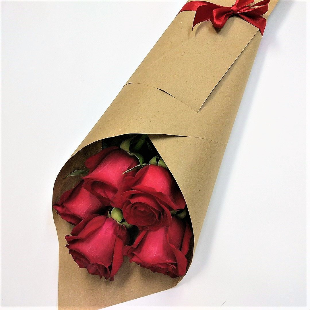 Оформление букета в бумагу. Упаковка 5 роз в крафт. Завернуть букет в бумагу. Красивая упаковка букета. Упаковка для цветов.