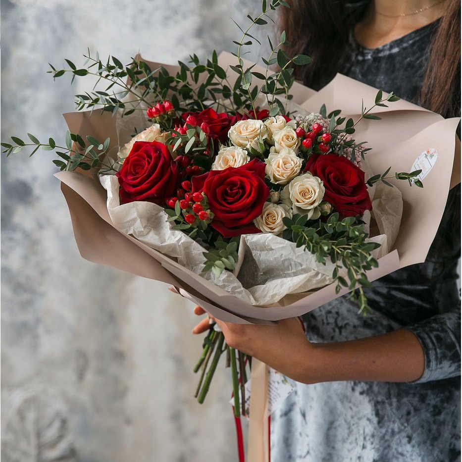 Букет невесты пионы розы эвкалипт