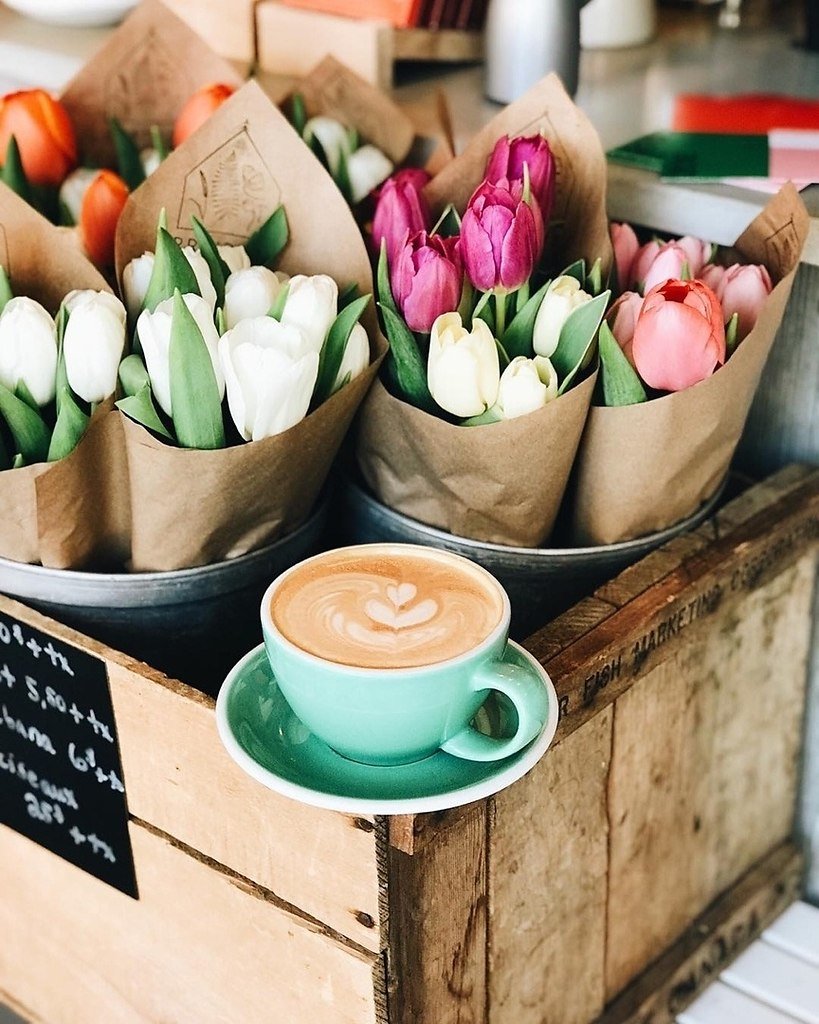 Букет тюльпанов и кофе