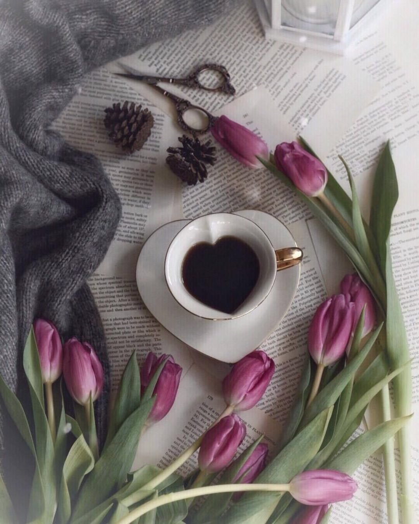 Кофе с красивыми тюльпанами