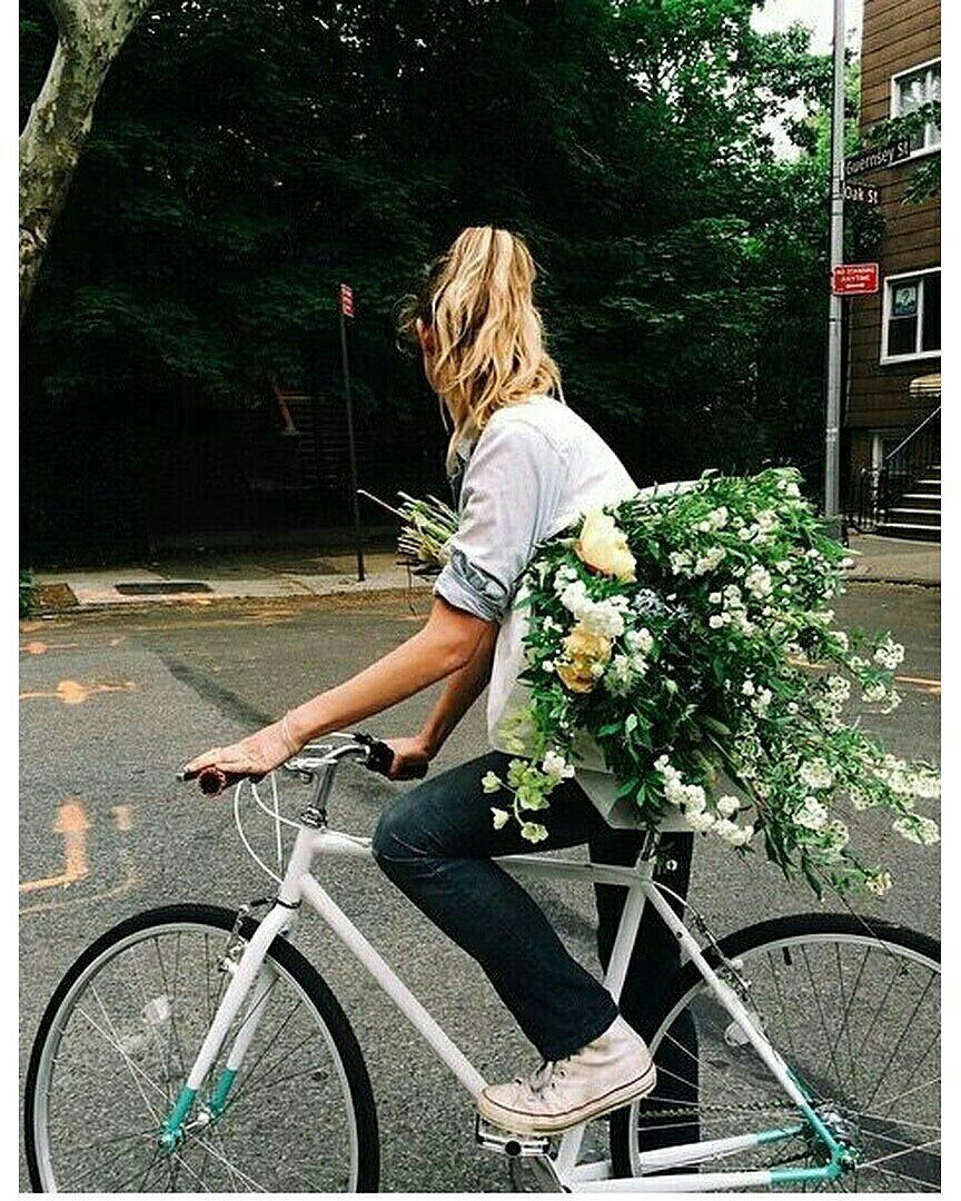 Девушка велосипед цветы