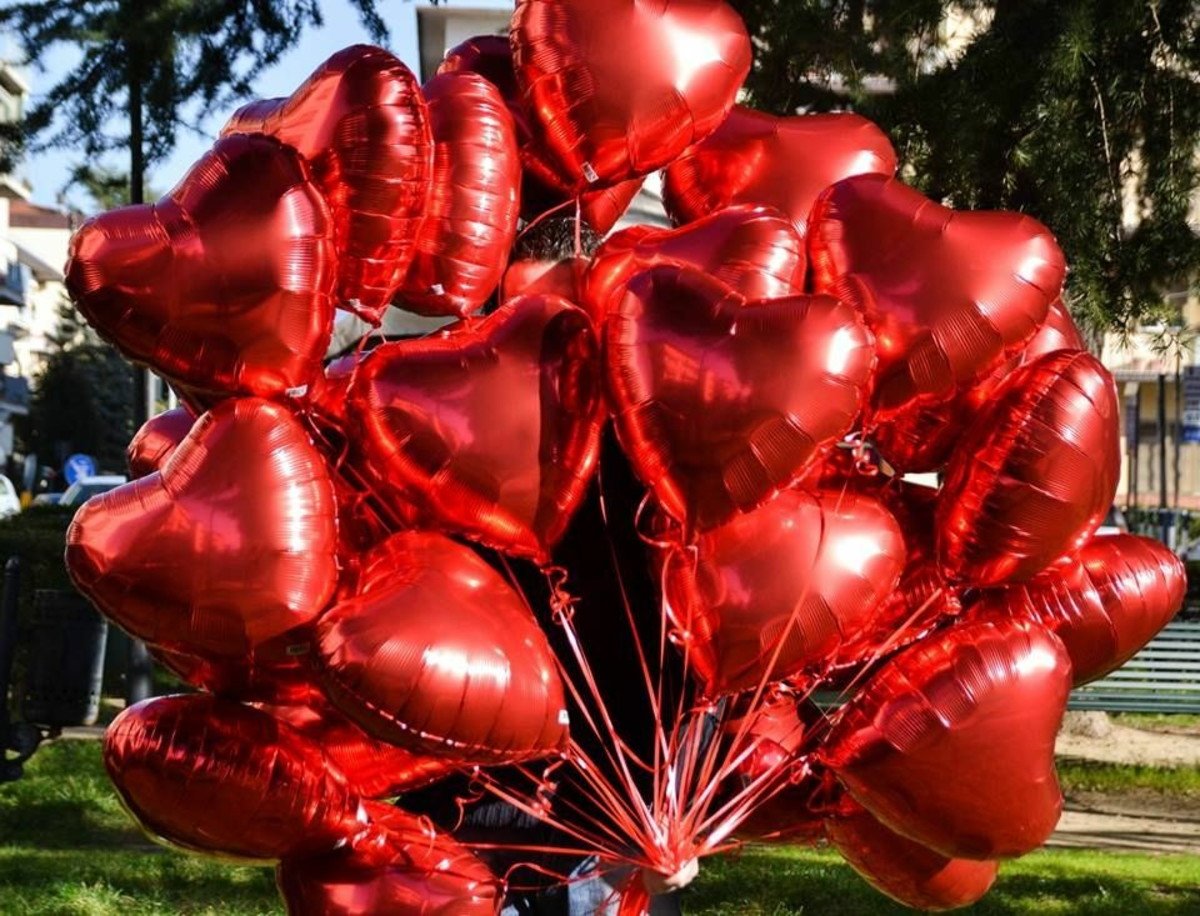 Видео красных шаров. Красные шары. Красный воздушный шар. Воздушные красные шары Эстетика. Красивые красные шары.