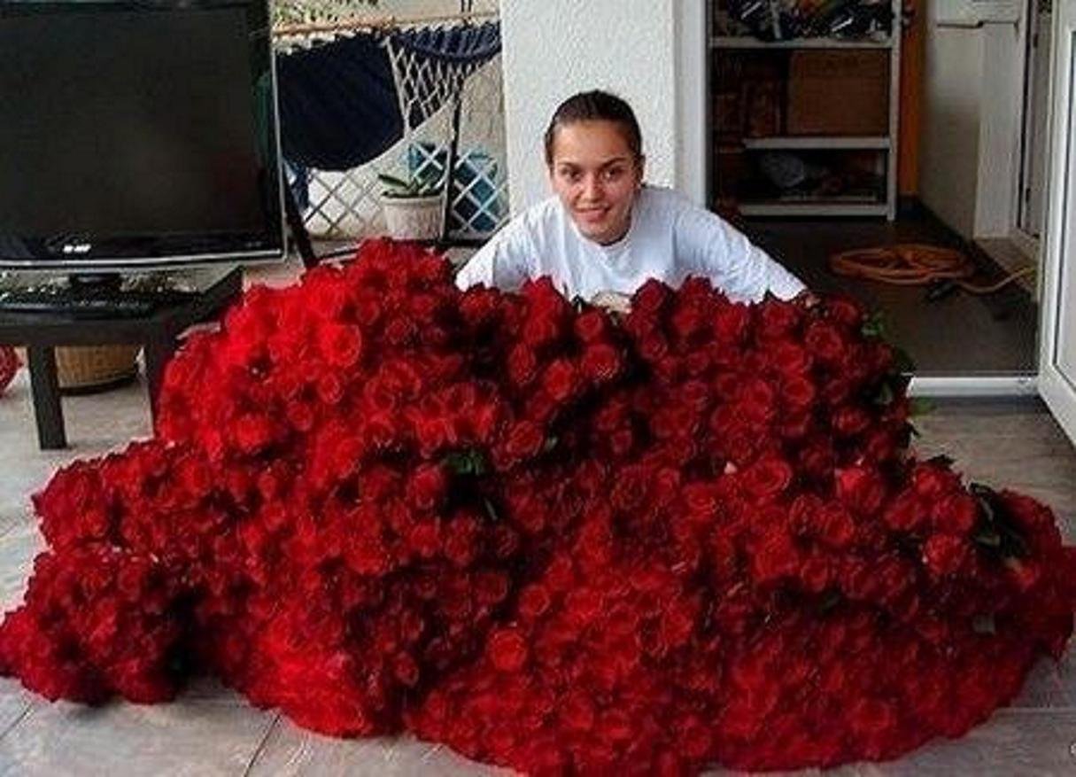 Сколько дают роз. Мужчина с букетом роз. Самые большие букеты. Парень с букетом роз. Мужчина с огромным букетом.