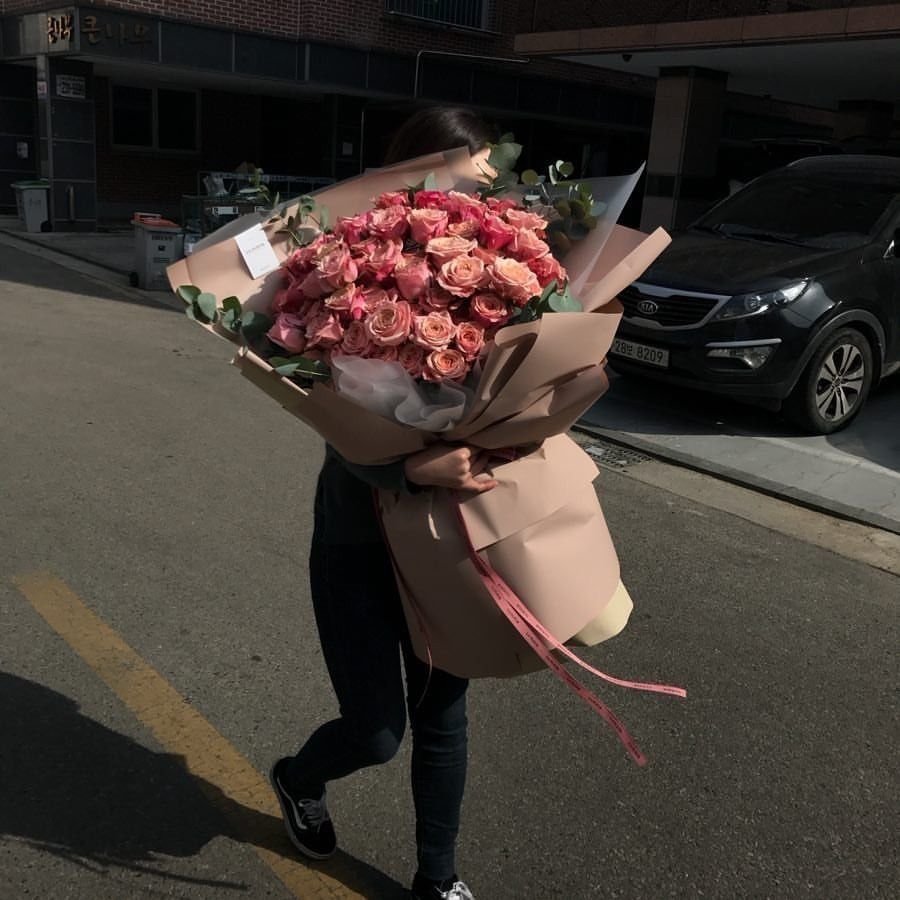 Цветы букет с девушкой без лица