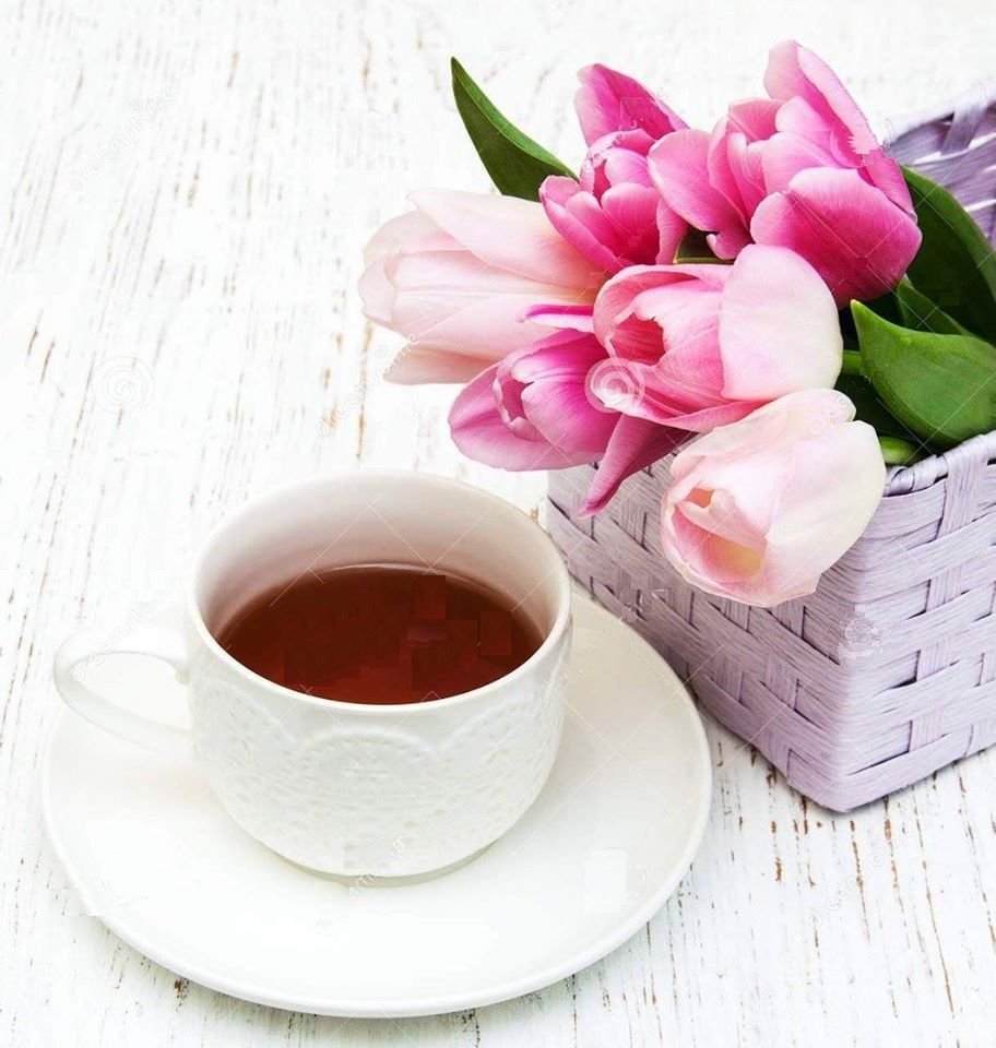 Тюльпаны и чашка чая
