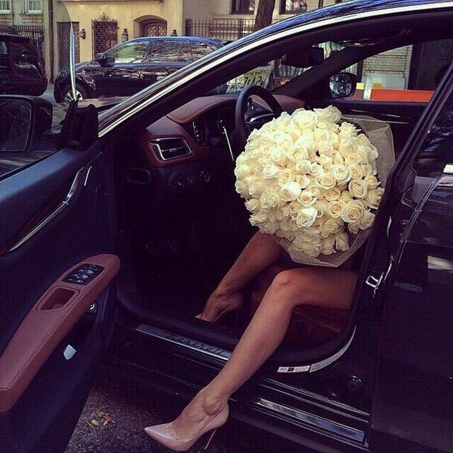 Девушка с цветами в машине