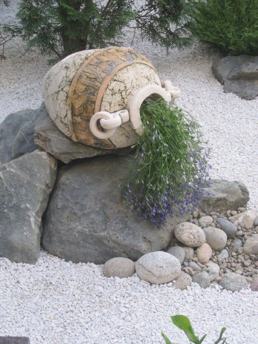 Декор из камней для сада