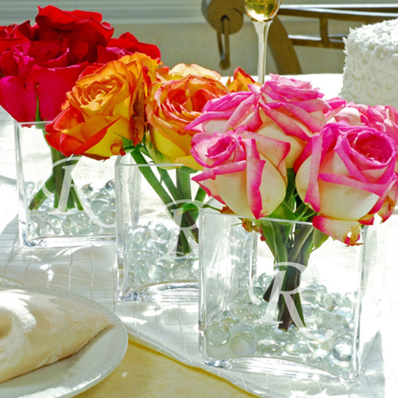 Много цветов на столе. Украшение стола цветами. Украшение стола цветочными композициями. Композиция из цветов на стол. Украшение стола живыми цветами.
