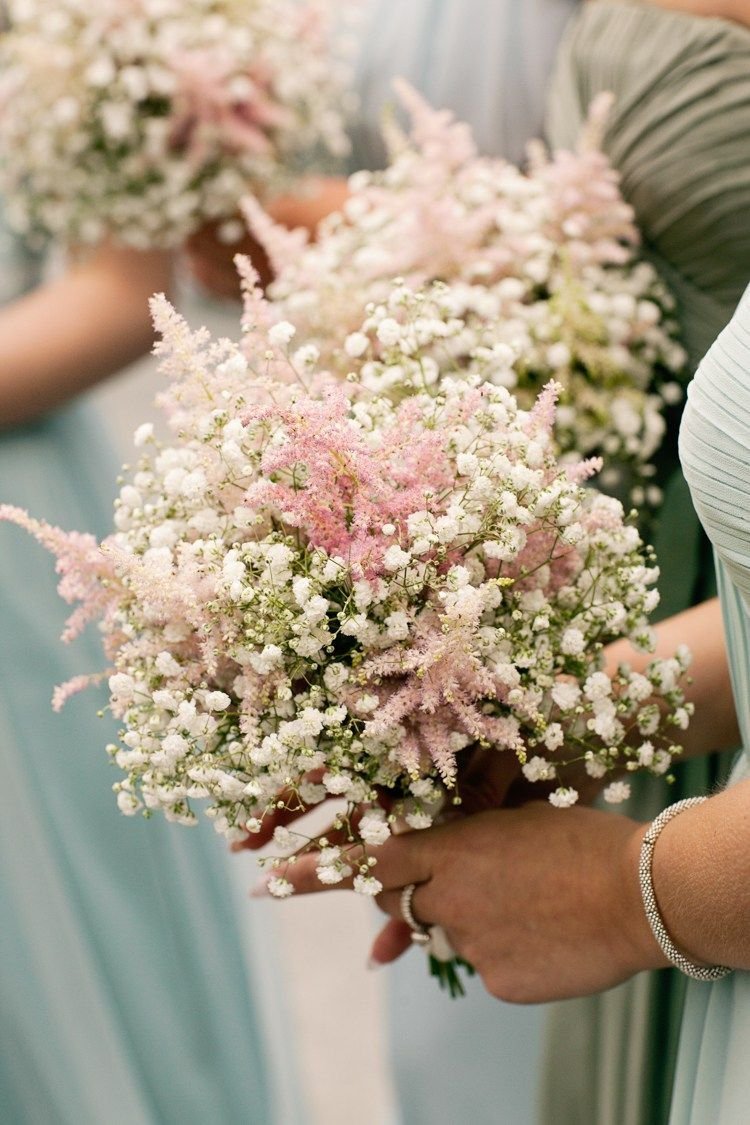 Свадебный букет белые розы и гипсофила