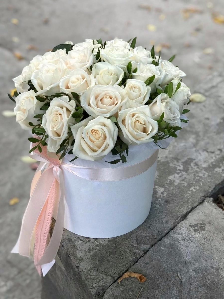 Белые розы в коробке