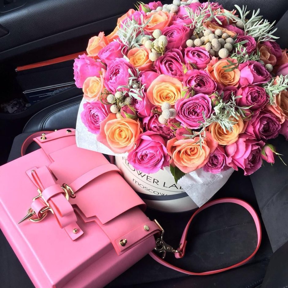 Розовый подарок для девушки