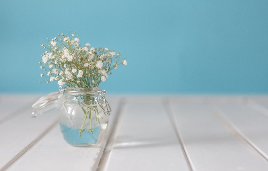 Маленькие цветочки в вазе
