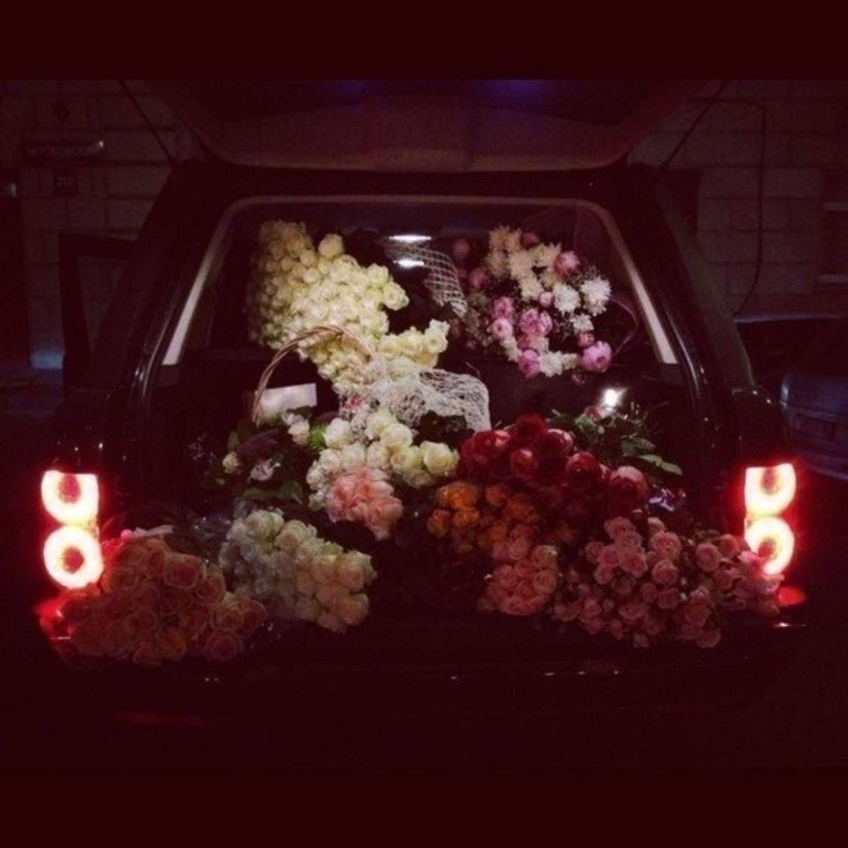 Букет цветов в багажнике машины