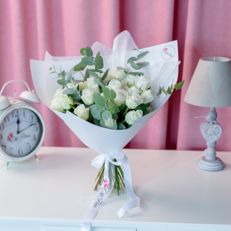 25 Белых роз с эвкалиптом