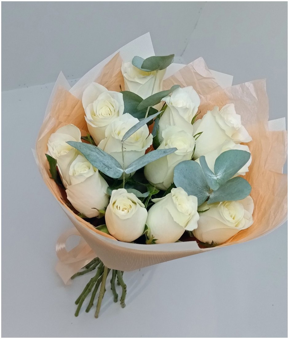 Белые розы с эвкалиптом букет