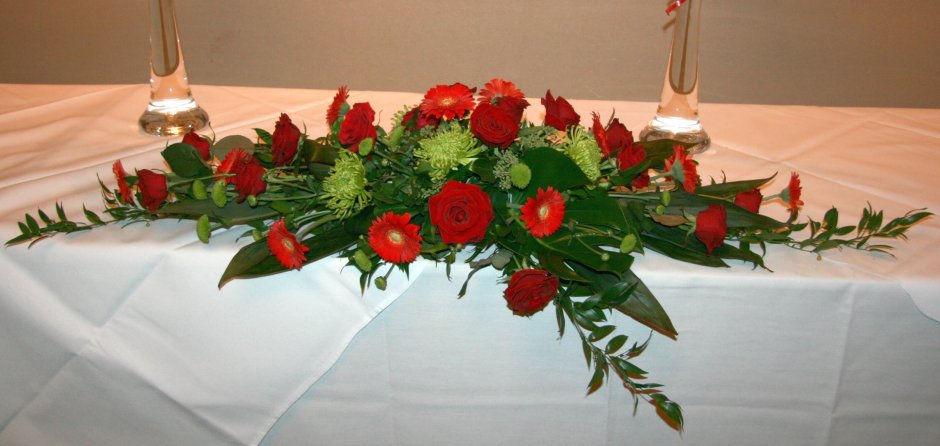 Композиция из живых цветов на стол в Красном цвете