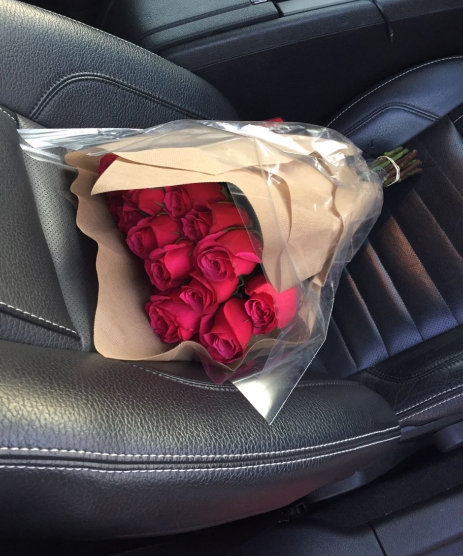 Розы в салоне автомобиля