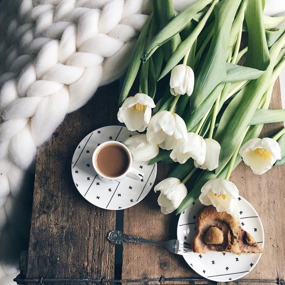 Доброе утро белые тюльпаны и кофе