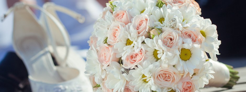 Букет невесты ромашки и розы