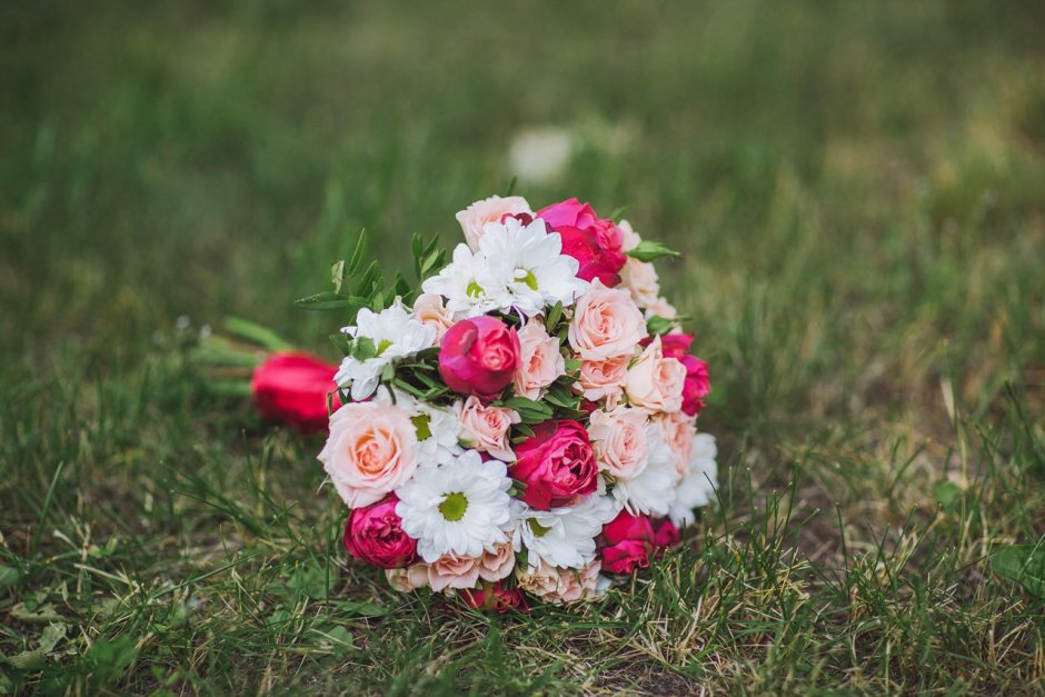 Свадебный букет из ромашек и роз