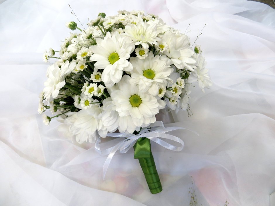Свадебные букеты с хризантемой Сантини