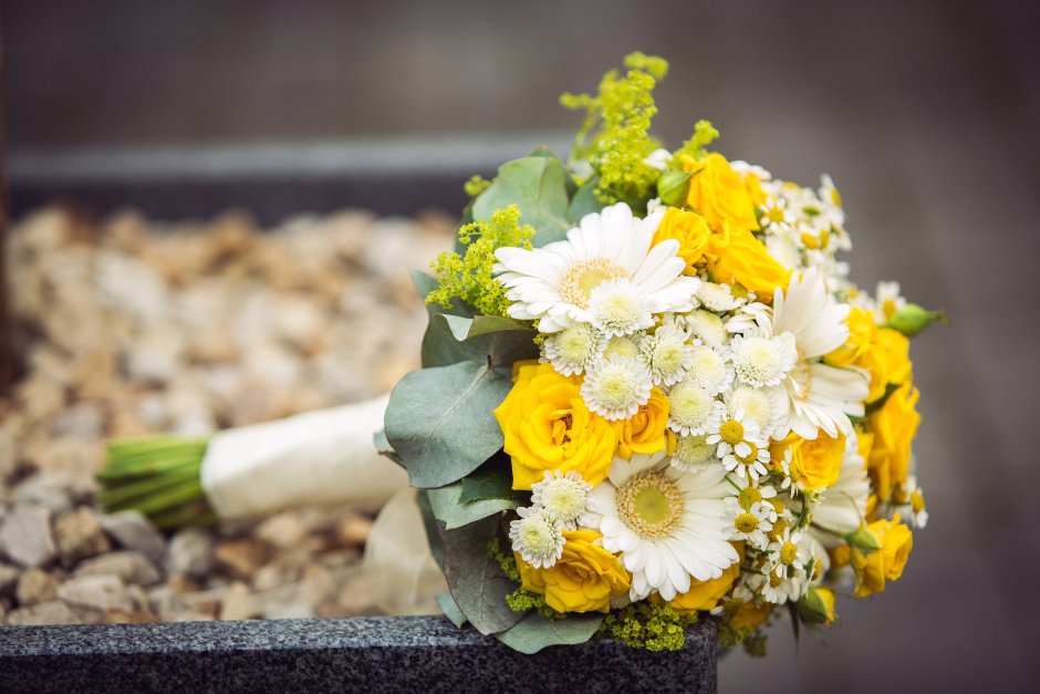 Свадебный букет с желтой хризантемой