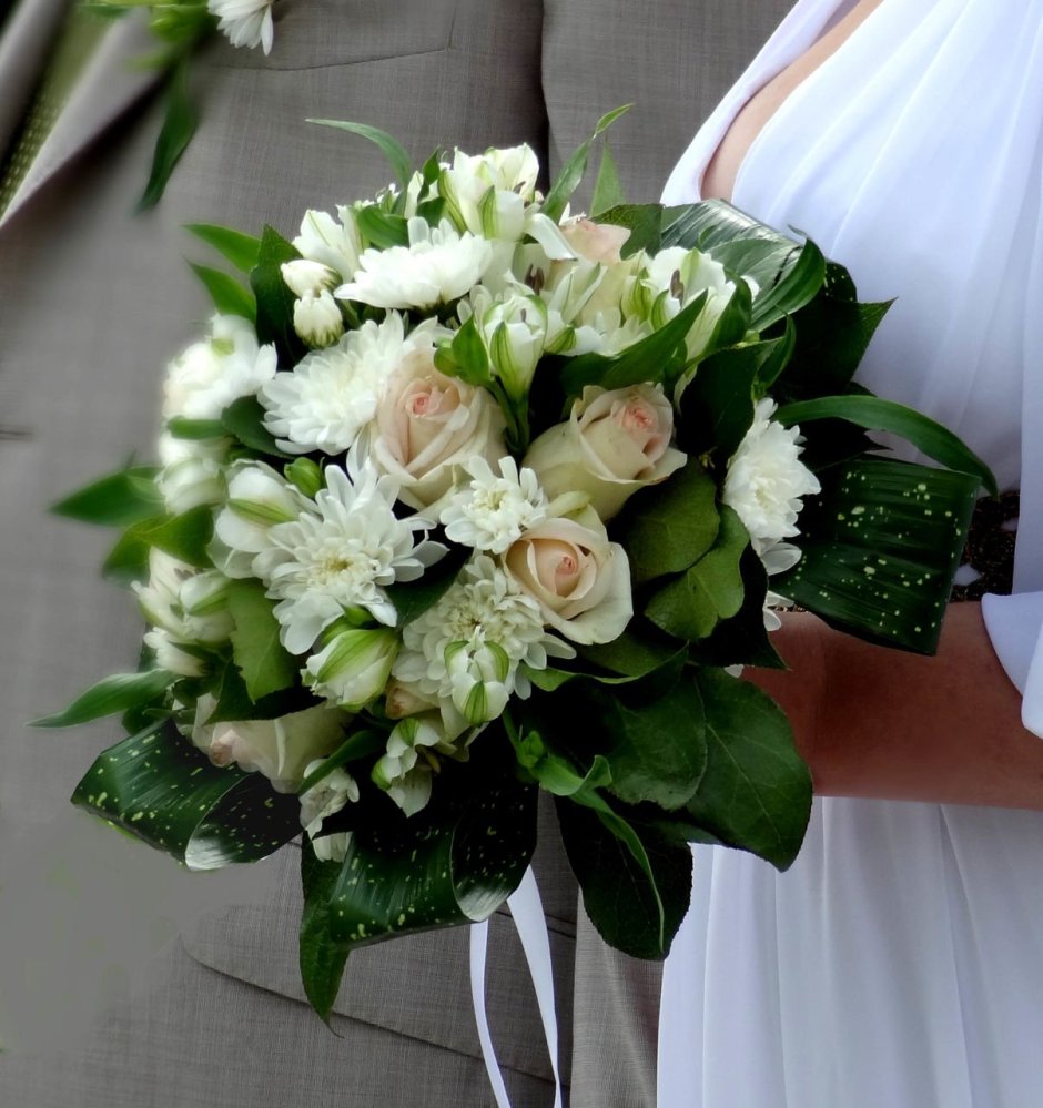 Свадебный букет невесты хризантемы альстромерии