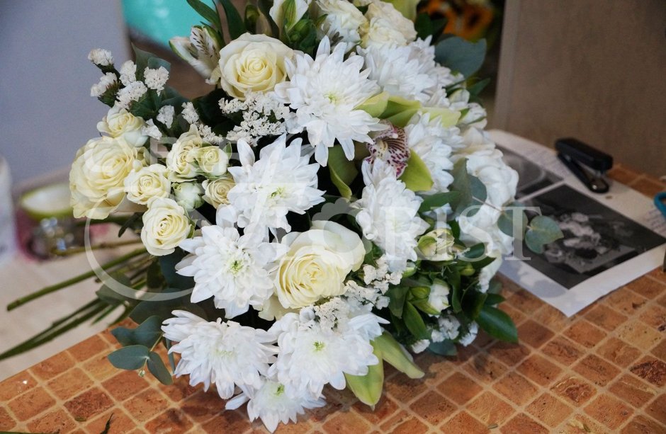 Белые гортензии и белые розы и хризантемы