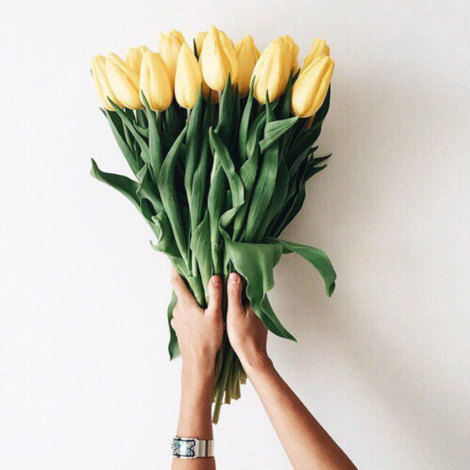 Букет тюльпанов в руках