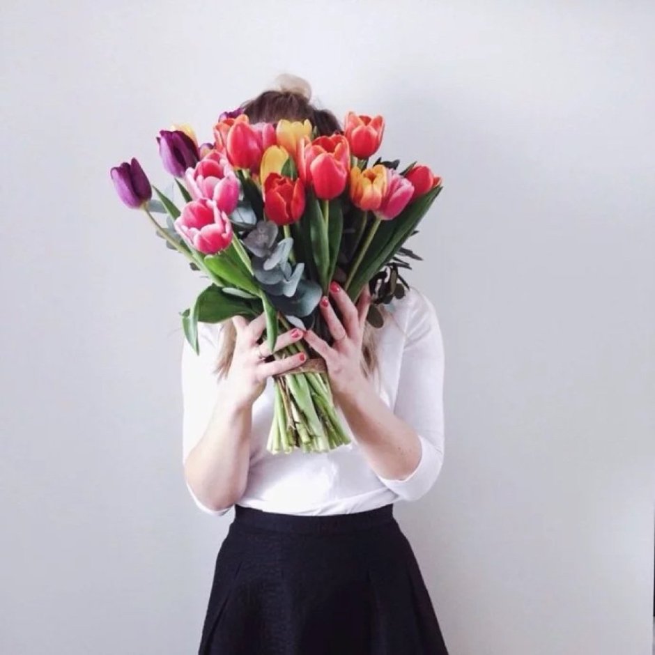 Девушка с букетом тюльпанов