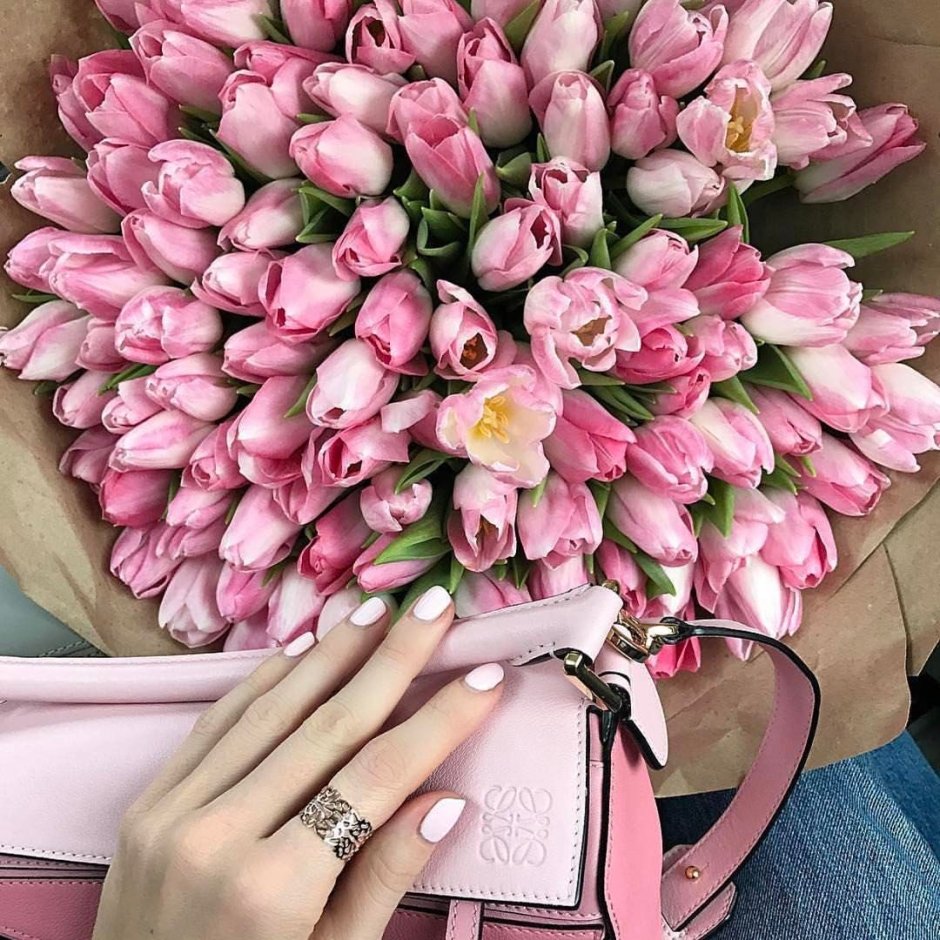 Букет тюльпанов в руках