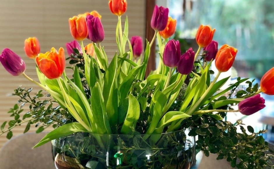 Красивый букет тюльпанов в вазе