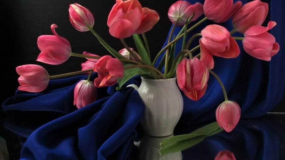 Натюрморт с розовыми тюльпанами