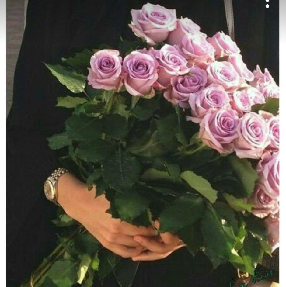 Цветы в руках у девушки реально