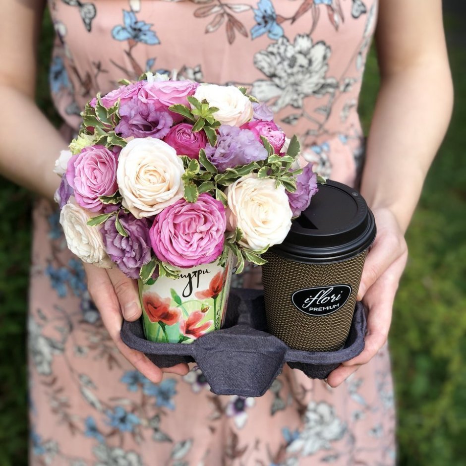 Кофе в стаканчике и букет цветов