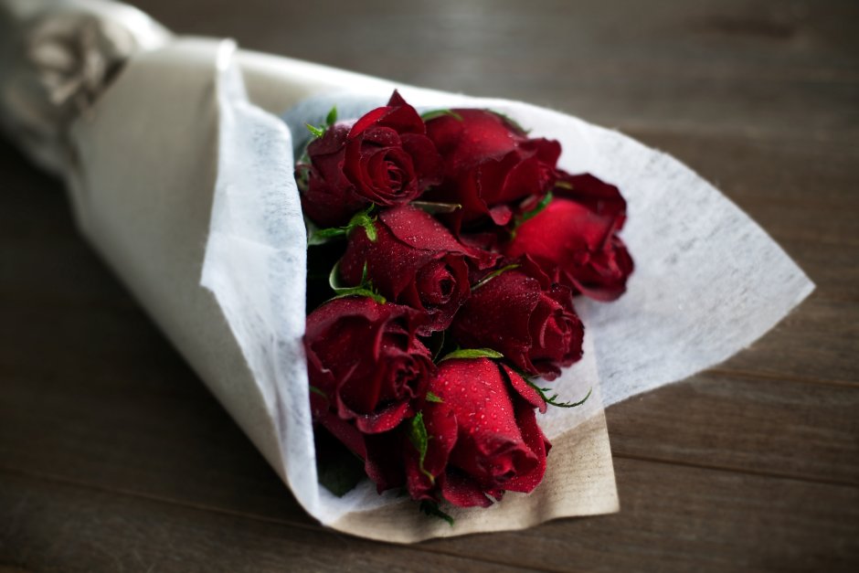 Букет из 25 роз с эвкалиптом красные