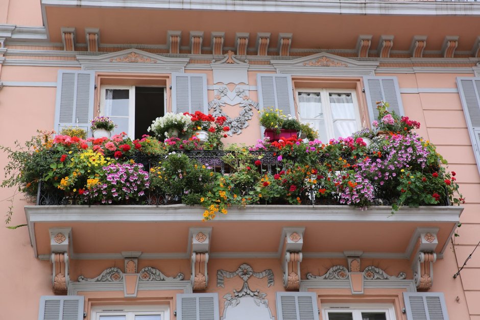Большие цветущие балконы