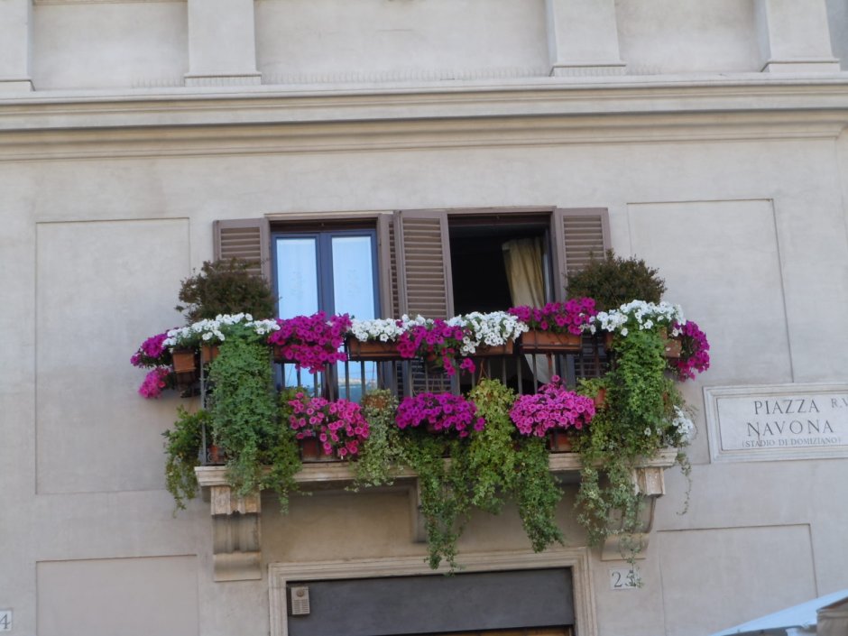 Украшение балкона искусственными цветами