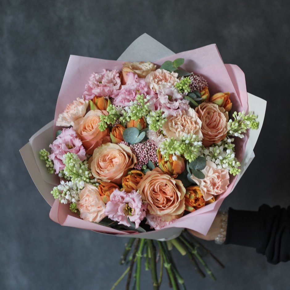 Букеты с пионовидными розами и другими цветами