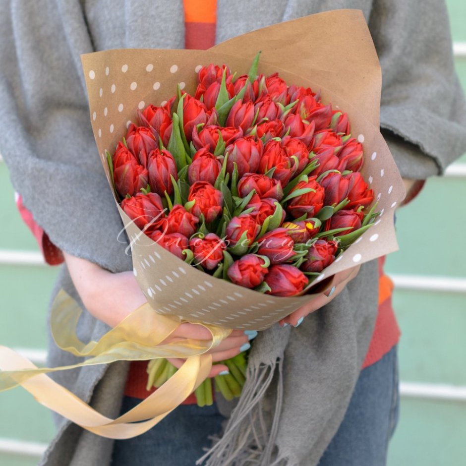 Пионовидные тюльпаны красные