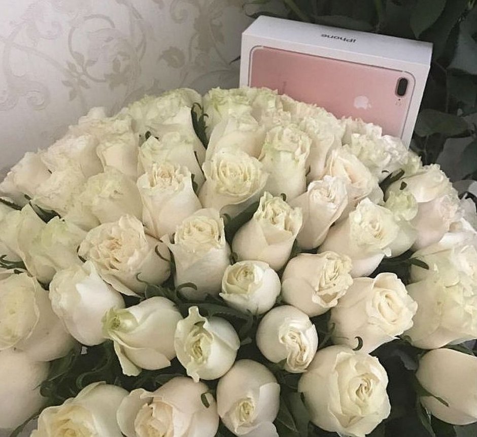 Белые розы подарок девушке