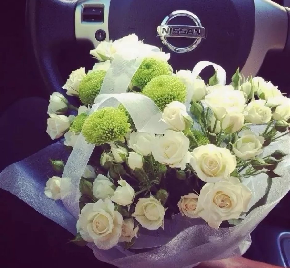 Букет цветов в машине Ниссан
