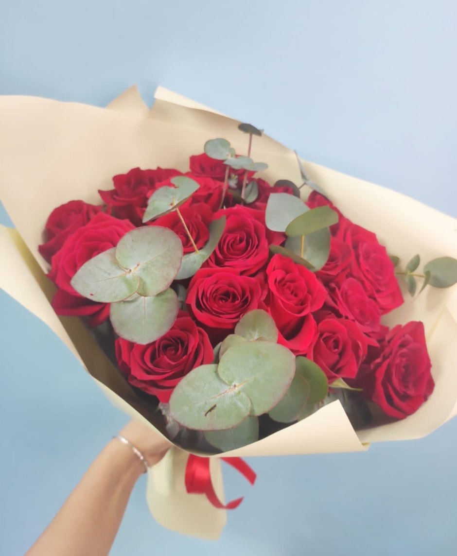 25 Красных роз с эвкалиптом