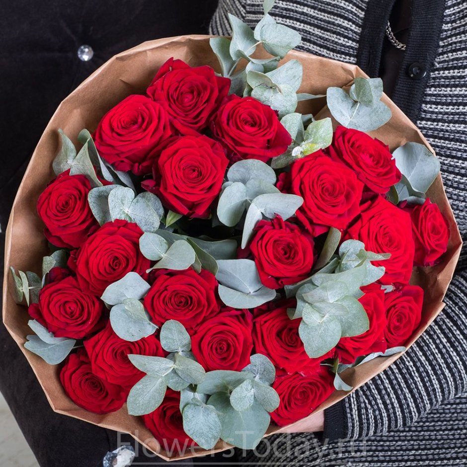 Букет красных роз с эвкалиптом