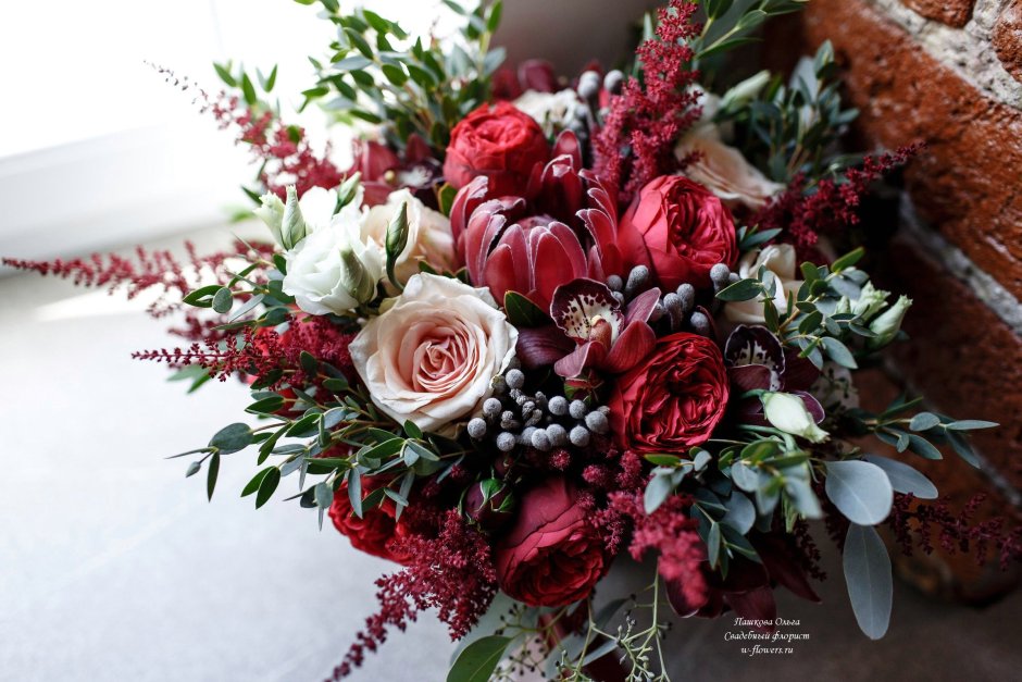 Свадебный букет из красных роз и эвкалипта